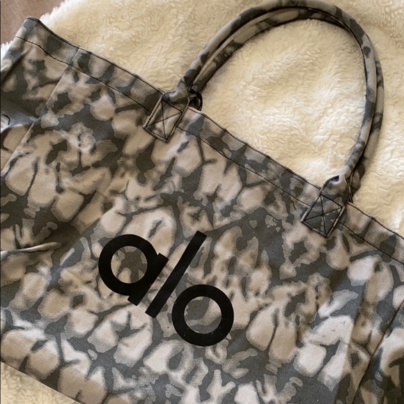 ALO Yoga Handbags - Tie dye Alo Yoga Shopper Tote